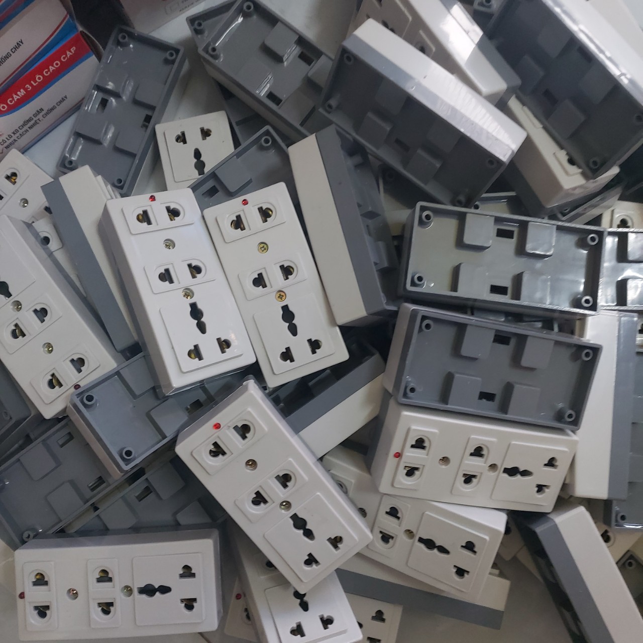 ổ cắm 3 lỗ đa năng ổ cắm 3 lỗ đa năng